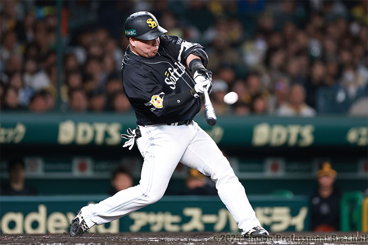 4回表1死、山川穂高がセンターにソロホームランを放ち、ソフトバンクが同点に追いつく