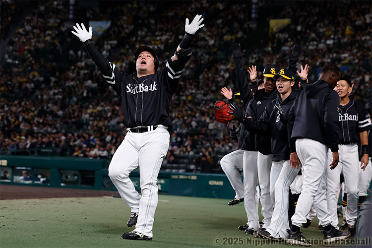ホームランを放ち「どすこい」ポーズを決める山川穂高