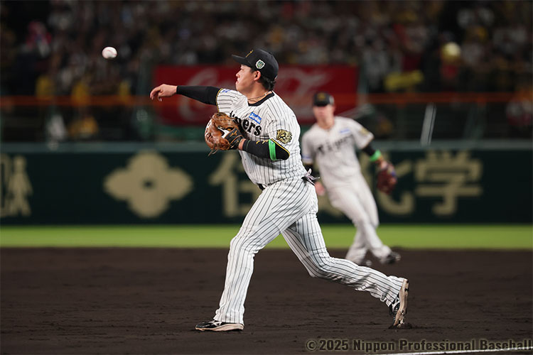 5回表無死二塁、海野隆司の打球をファースト・大山悠輔の好判断で二塁走者を挟殺プレーでアウトにする