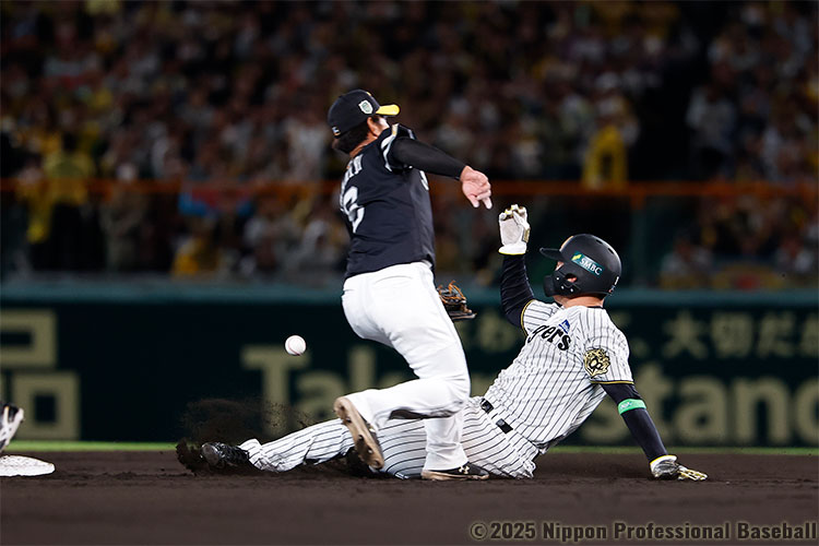 6回裏無死一塁、森下翔太が二塁盗塁を決める