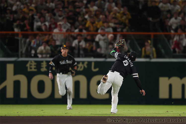 6回裏2死一、二塁、坂本誠志郎のショート後方への打球を今宮健太が好捕