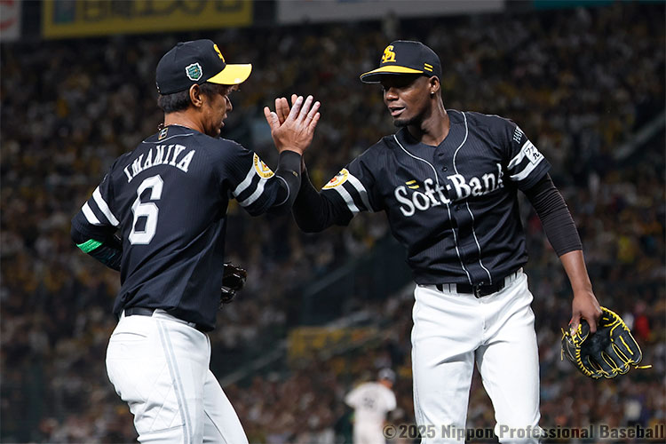 今宮健太とタッチを交わすモイネロ