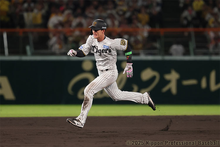 7回裏無死一塁、小幡竜平が二塁へ盗塁、バッテリーエラーの間に三塁まで進塁する