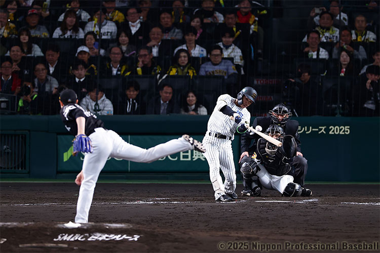 8回裏2死一塁、島田海吏がライト前ヒットを放ち、阪神がチャンスを広げるも得点ならず