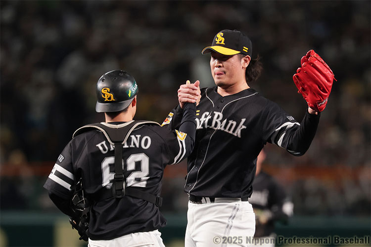 最後は森下翔太をショートゴロに打ち取り、海野隆司と杉山一樹が握手を交わす