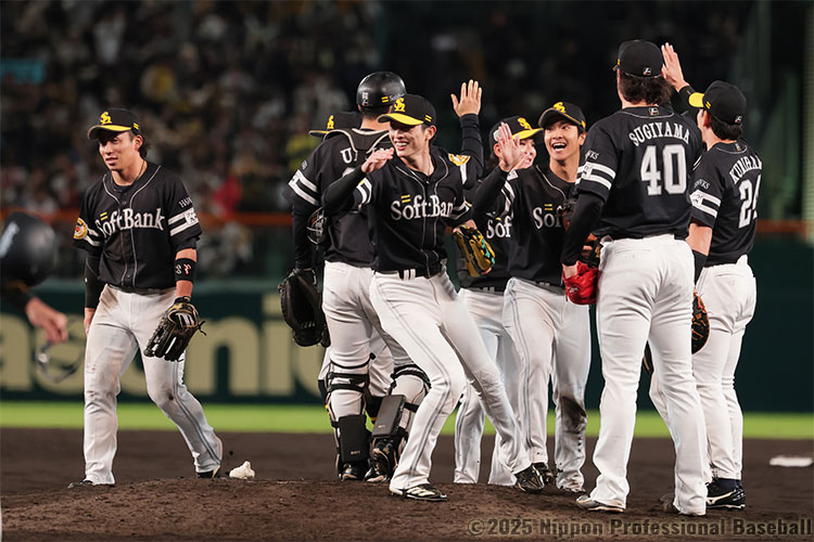 敵地での第3戦に勝利し、タッチを交わすソフトバンクナイン