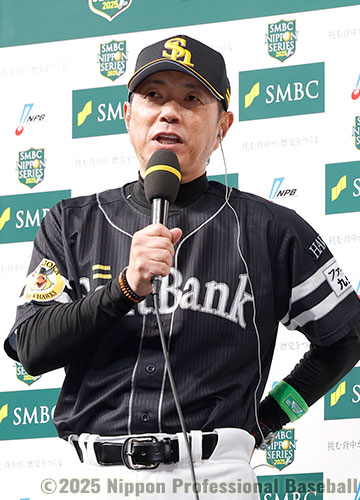 勝利監督インタビューを受ける小久保裕紀監督