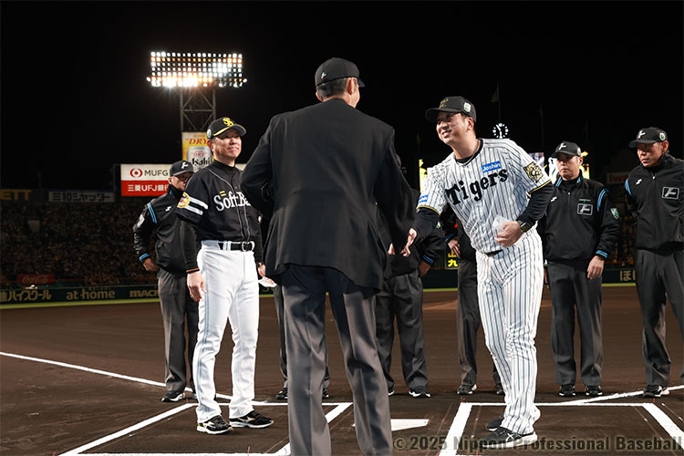 メンバー表交換時に審判と握手を交わす小久保裕紀監督と藤川球児監督