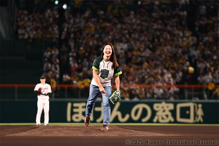 始球式はラグビー女子日本代表の長田いろは選手