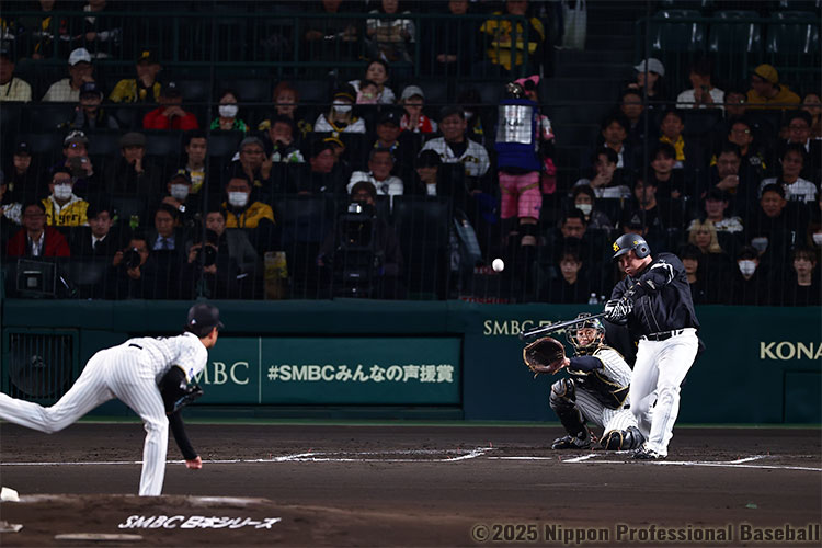 2回表無死、山川穂高がセンターへソロホームランを放ち、ソフトバンクが先制