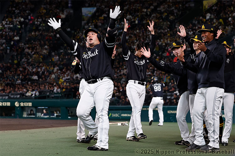 3試合連続でホームランを放ち「どすこい」ポーズを決める山川穂高