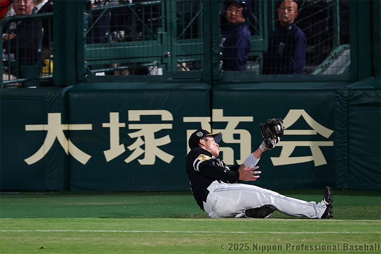 2回裏無死、佐藤輝明のショート後方への打球を野村勇が好捕