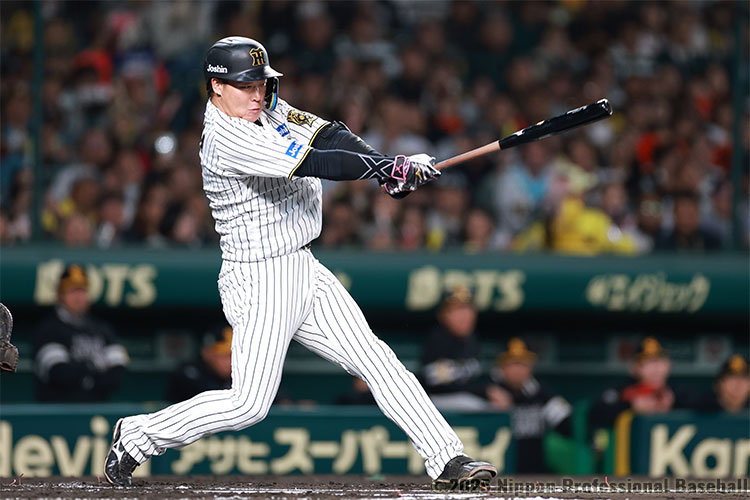 2回裏1死、大山悠輔が今シリーズ初ヒットとなるレフト前ヒットを放つ