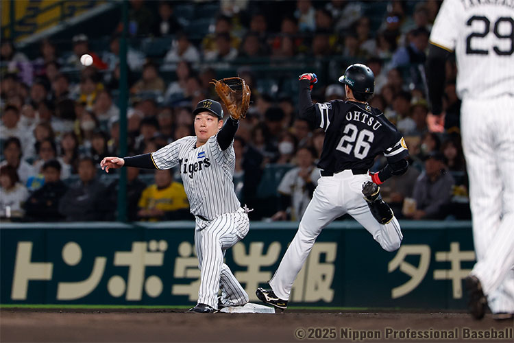 3回表1死、ピッチャーの大津亮介がショートへの内野安打で出塁する