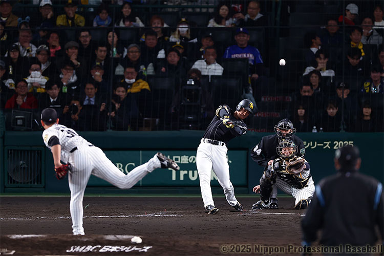 5回表1死満塁、柳町達がレフトへ犠牲フライを放ち、ソフトバンクが1点を追加