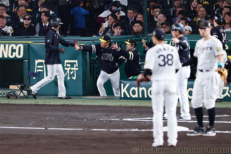 生還した大津亮介とタッチを交わす小久保裕紀監督