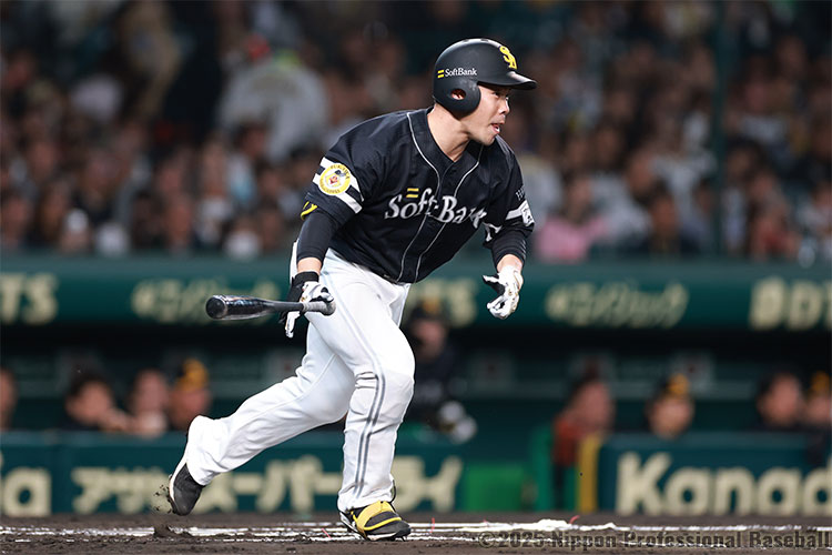 6回表2死二塁、代打・近藤健介がライト前タイムリーヒットを放ち、ソフトバンクが貴重な1点を追加