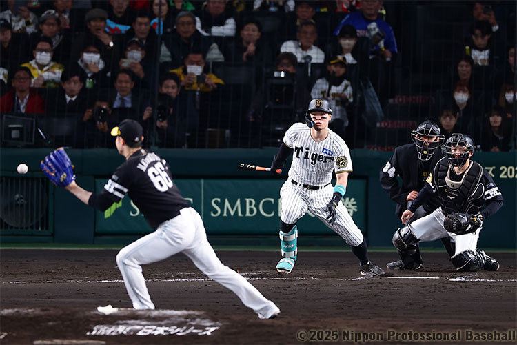 8回裏1死一、二塁、佐藤輝明がセンター前にタイムリーヒットを放ち、阪神が1点を返す