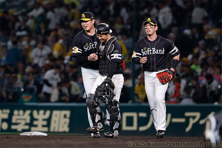 最後は木浪聖也をセカンドゴロに打ち取り、海野隆司と抱き合う杉山一樹