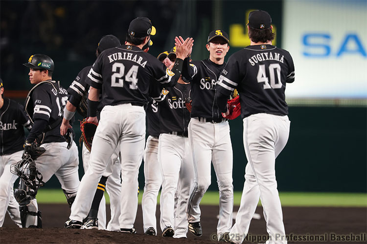 敵地で連勝し、5年ぶりの日本一に王手をかけたソフトバンクナイン