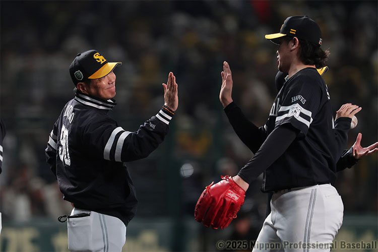 杉山一樹とタッチを交わす小久保裕紀監督