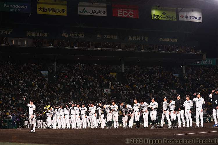 試合終了後、整列しファンに挨拶をする阪神ナイン
