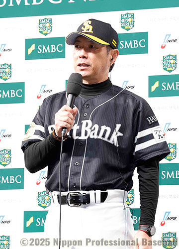 勝利監督インタビューを受ける小久保裕紀監督