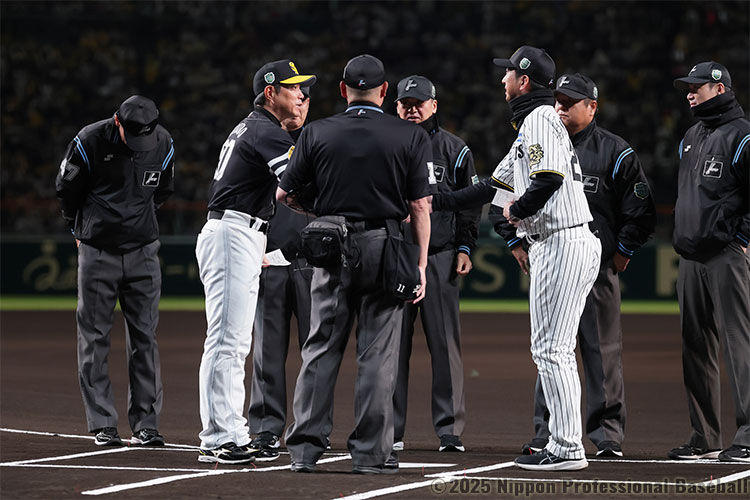 試合開始前に握手を交わす小久保裕紀監督と藤川球児監督