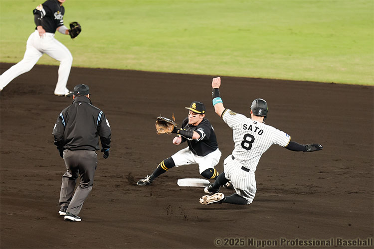 2回裏無死一塁から佐藤輝明が二塁盗塁を試みるも、捕手・海野隆司が阻止