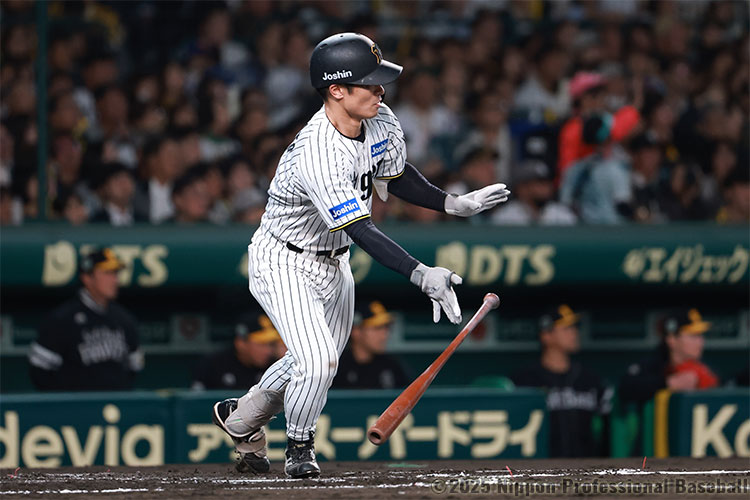 2回裏2死一、二塁、坂本誠志郎がレフト前タイムリーヒットを放ち、阪神が先制