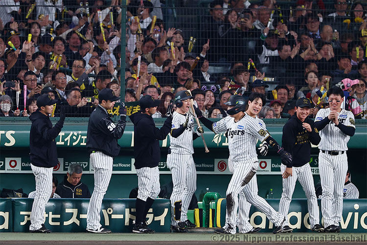 生還した大山悠輔を笑顔で出迎える阪神ベンチ