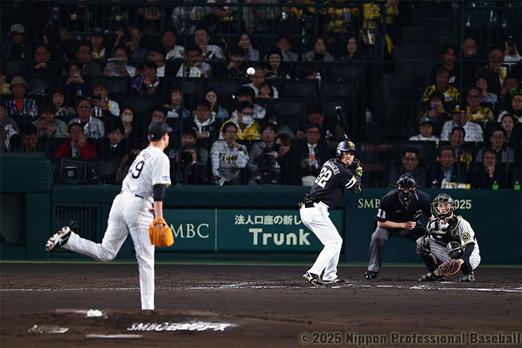 4回表2死、大竹耕太郎がスローボールで柳町達をセンターフライに打ち取る