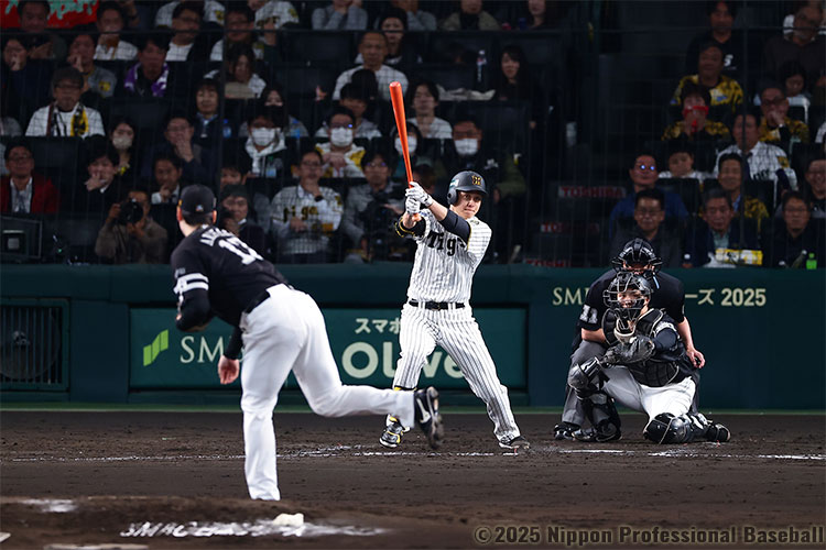 5回裏、ピッチャーの大竹耕太郎がセンター前ヒットを放ち、チャンスをつくる