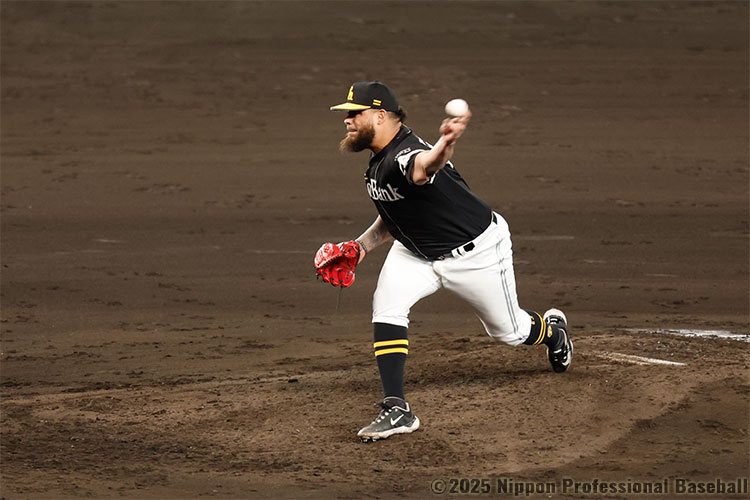 ソフトバンクは5回裏2死一、二塁で2番手・ヘルナンデスをマウンドに送る