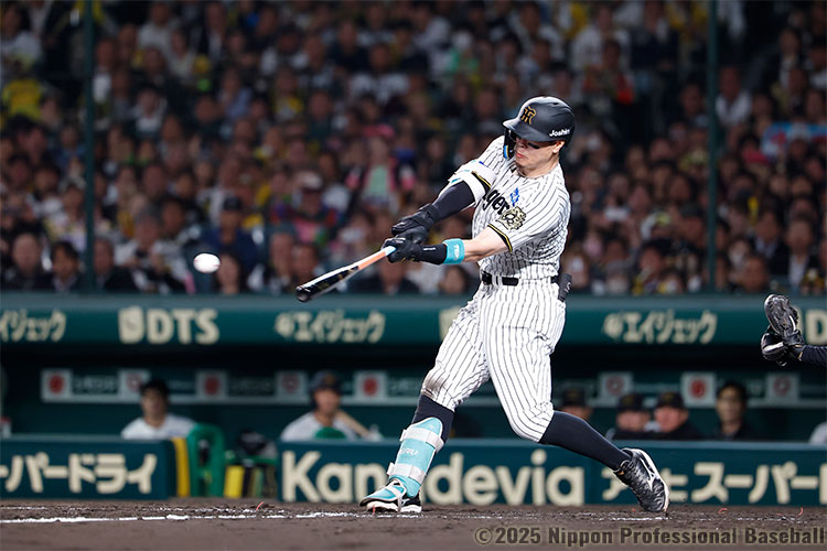 5回裏2死一、二塁、佐藤輝明のセンター前タイムリーヒットで阪神が1点を追加