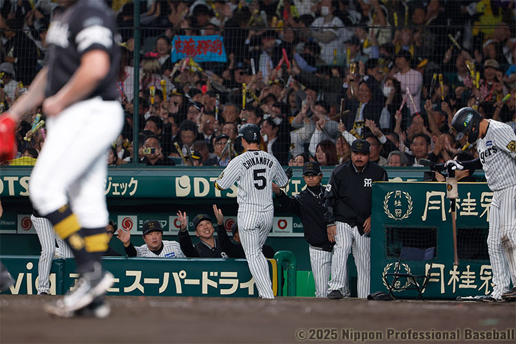 生還した近本光司を笑顔で出迎える藤川球児監督