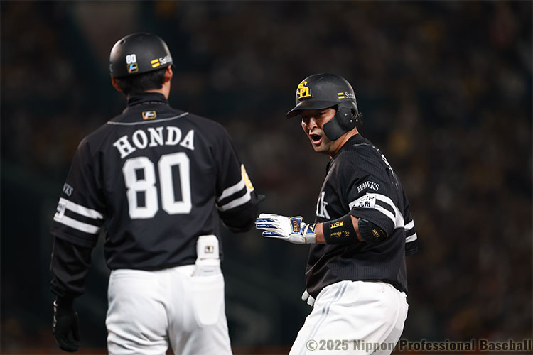 6回表、この回先頭の代打・嶺井博希がセンター前ヒットを放ち、チャンスを作るも得点ならず