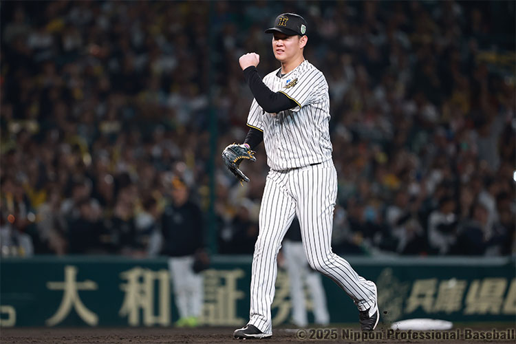 7回2死一、二塁、代打・近藤健介を見逃し三振に打ち取り、ガッツポーズを見せる及川雅貴