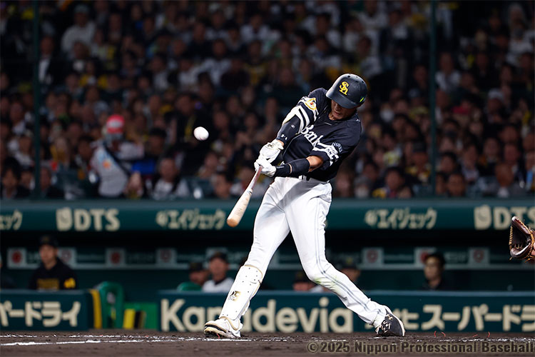 8回表1死一塁、柳田悠岐がレフトへ2ランホームランを放ち、ソフトバンクが同点に追いつく