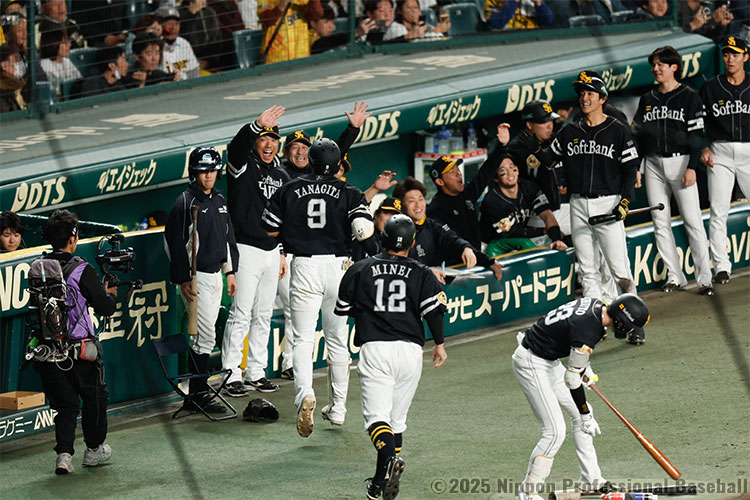 ホームランを放った柳田悠岐を笑顔で出迎えるソフトバンクベンチ