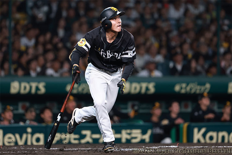 8回表2死、柳町達がライトオーバースリーベースを放ち、再びチャンスをつくる