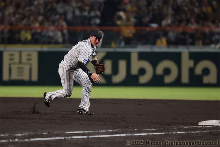 8回表2死一、三塁、栗原陵矢の痛烈な打球をファースト・大山悠輔が好捕し、ピンチを脱出する