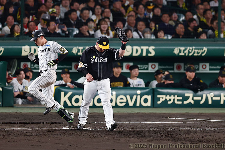 最後の打者・髙寺望夢をセカンドゴロに打ち取りゲームセット、ソフトバンクは2020年以来5年ぶり12度目の日本シリーズ制覇!