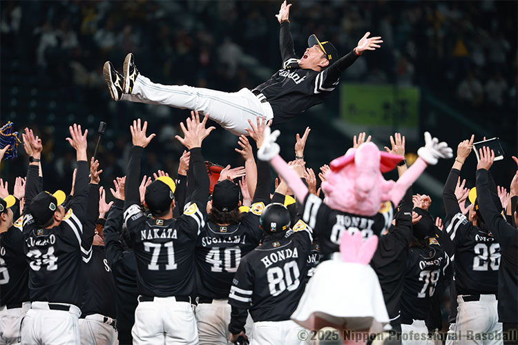 胴上げされる小久保裕紀監督