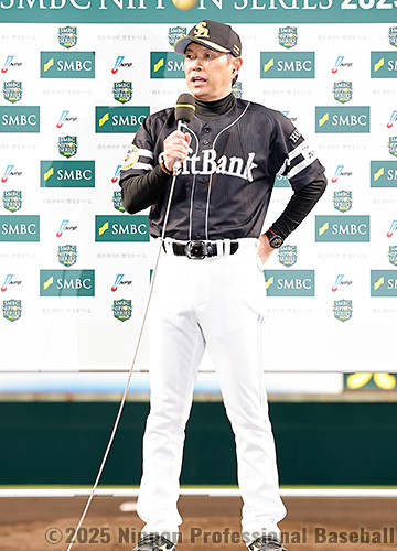 優勝監督インタビューを受ける小久保裕紀監督