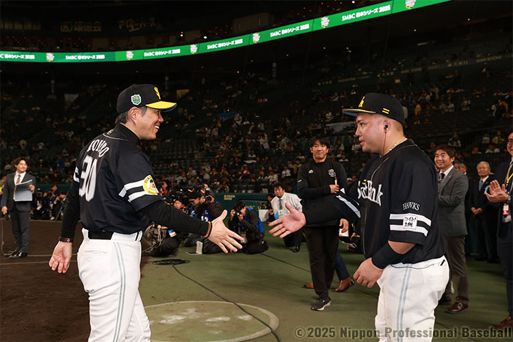 最高殊勲選手(MVP)を受賞した山川穂高と握手を交わす小久保裕紀監督