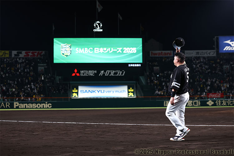 ファンの声援に応える山川穂高