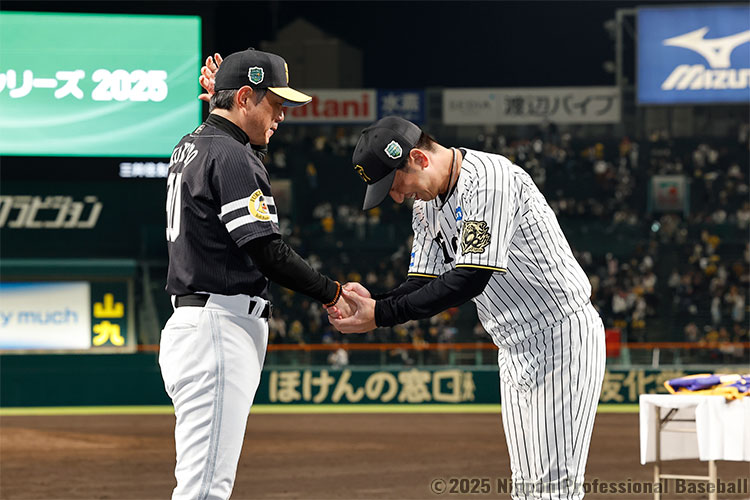 健闘をお互いに称えあう小久保裕紀監督と藤川球児監督