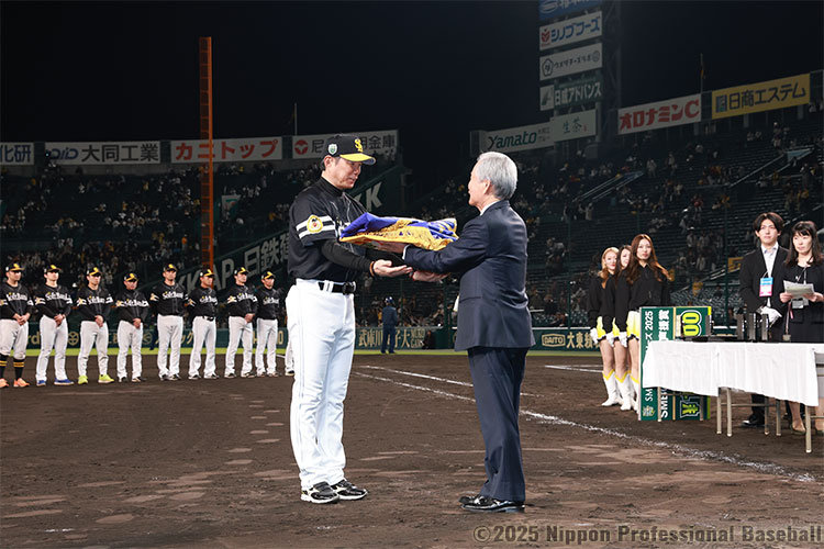 榊󠄀原定征コミッショナーからペナントとチャンピオンフラッグを贈呈される小久保裕紀監督