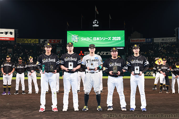 最高殊勲選手賞・山川穂高、敢闘選手賞・佐藤輝明、優秀選手賞・柳田悠岐、杉山一樹、藤井皓哉、SMBCみんなの声援賞・柳田悠岐